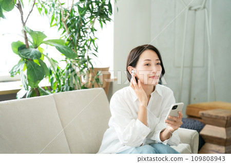 在智慧型手機上聽音樂的女人 109808943