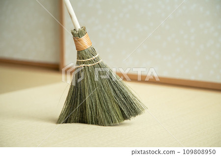 Broom Image material for cleaning tatami and sweeping 109808950