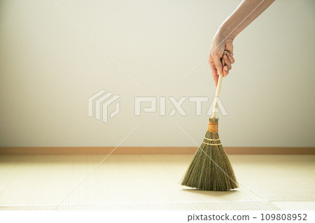 掃帚清潔榻榻米掃地的圖片素材 掃帚清潔榻榻米掃地的圖片素材 109808952