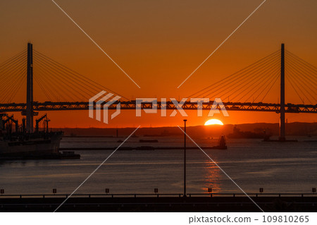 [Kanagawa Prefecture] Dawn at Yokohama Port 109810265