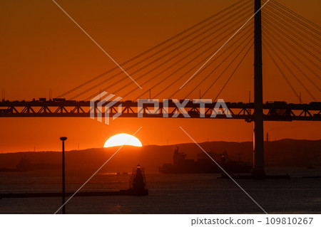 [Kanagawa Prefecture] Dawn at Yokohama Port 109810267