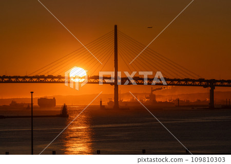 [Kanagawa Prefecture] Dawn at Yokohama Port 109810303