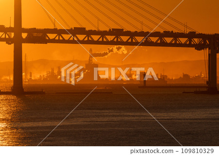 [Kanagawa Prefecture] Dawn at Yokohama Port 109810329