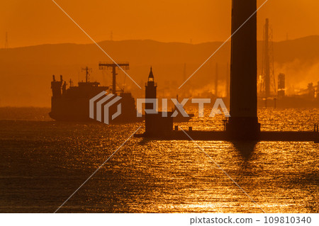 [Kanagawa Prefecture] Dawn at Yokohama Port 109810340