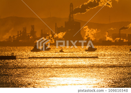 [Kanagawa Prefecture] Dawn at Yokohama Port 109810348