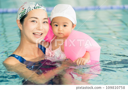Baby swimming 109810758