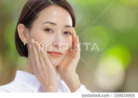Woman portrait fresh green Woman portrait fresh green 109810908