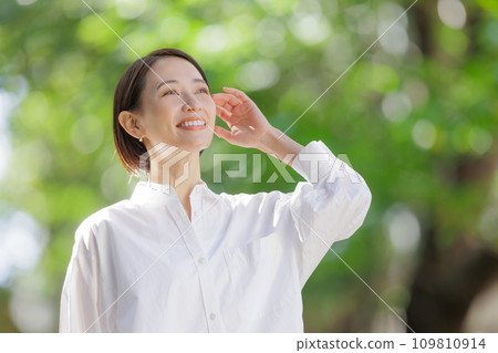 Woman portrait fresh green Woman portrait fresh green 109810914