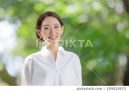 Woman portrait fresh green Woman portrait fresh green 109810915