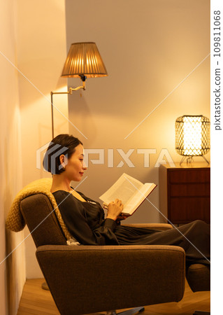 一個女人晚上在房間裡看書 109811068