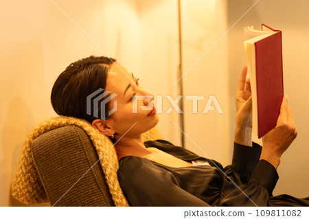 woman reading a book at night 109811082