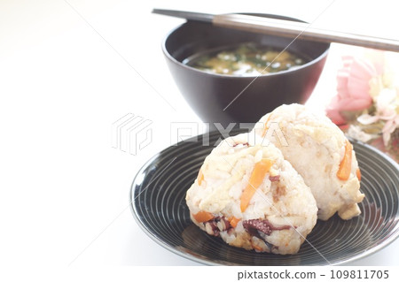 Gomoku rice ball with octopus 109811705