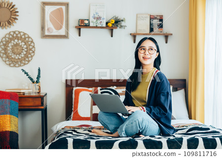 使用一台個人計算機的年輕女子 109811716