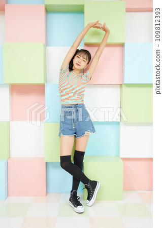 在彩色背景下拍攝的一位年輕女子的休閒肖像 109812393