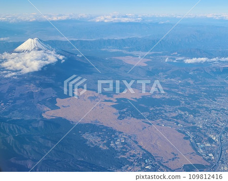秋天的午後從天空看到的富士山 秋天的午後從天空看到的富士山 109812416