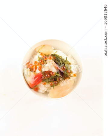 Bowl of rice topped with sashimi  109812646