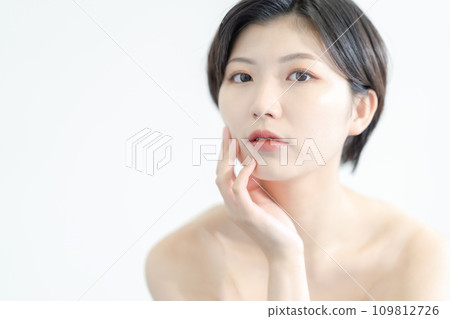 年輕女子的美麗形象，白色背景 109812726