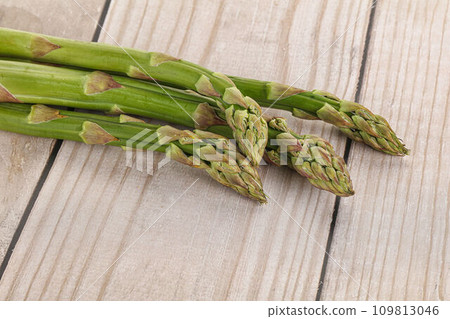 Fresh green asparagus - vegan cuisine Fresh green asparagus - vegan cuisine 109813046