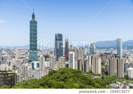 Panoramic view of Taipei 101 Skyscraper and other modern buildings from the top of the Xiangshan mountain in Taipei, Taiwan. Panoramic view of Taipei 101 Skyscraper and other modern buildings from the top of the Xiangshan mountain in Taipei, Taiwan. 109813077