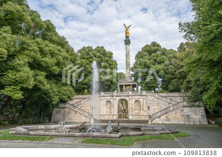 golden peace angel Friedensengel in Muenchen City Statue Munich fountain 109813838