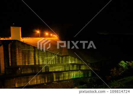 夜間照明的入川大壩堤壩 109814724