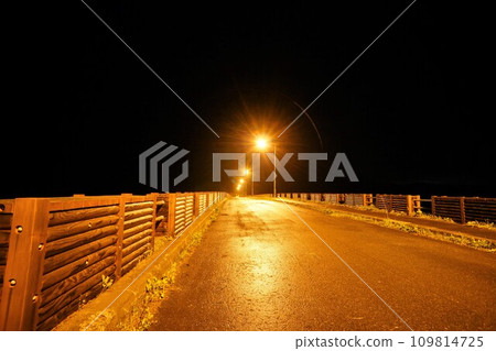 夜間照明的入川水壩頂部 109814725