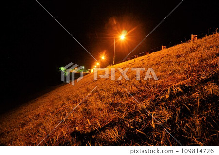 夜間照明的入川大壩堤壩 109814726