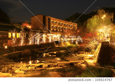 Nagato Yumoto Onsen town lit up at night Nagato Yumoto Onsen town lit up at night 109814767