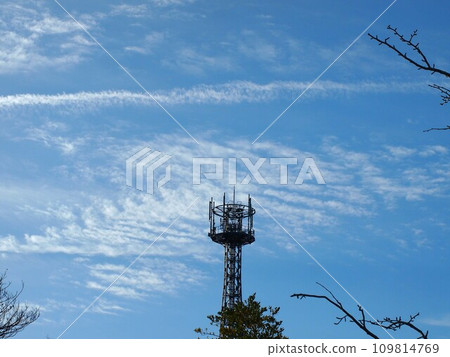 Winter clouds and radio towers (plane clouds and scale clouds blown away by the wind) Winter clouds and radio towers (plane clouds and scale clouds blown away by the wind) 109814769