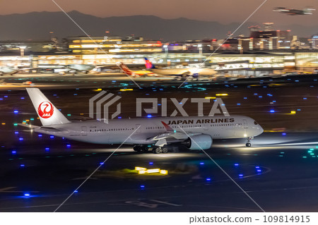 羽田機場風景・滑行客機・日本航空A350 羽田機場風景・滑行客機・日本航空A350 109814915