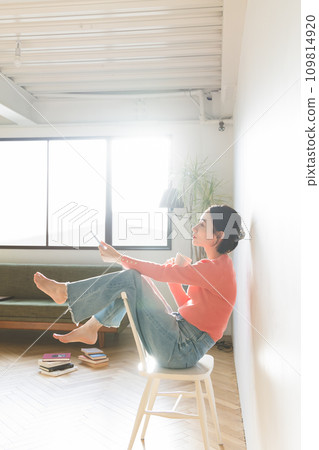 A vague woman in the room 109814920