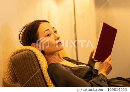 一個女人晚上在房間裡看書 109814933