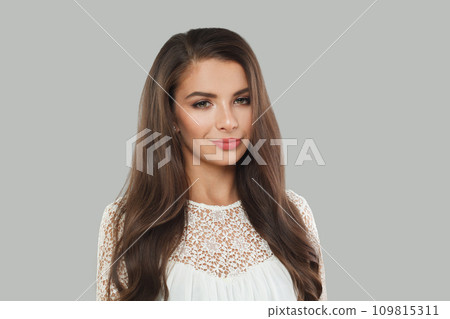 Pretty fashion model with dark healthy hairstyle, fresh clean skin and trendy make-up  109815311