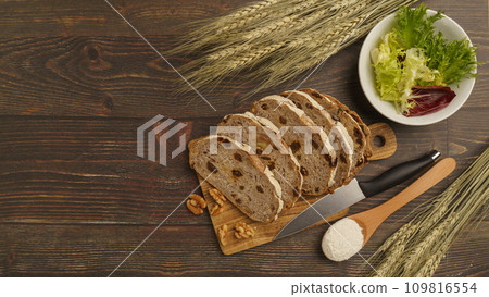 Noiresin | Raisin and walnut bread, wheat ears and flour 109816554