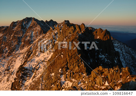 白雪覆蓋的穗高山 (Morgenroth) 上的日出 109816647