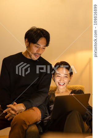 夫婦在房間裡看電腦 109816899