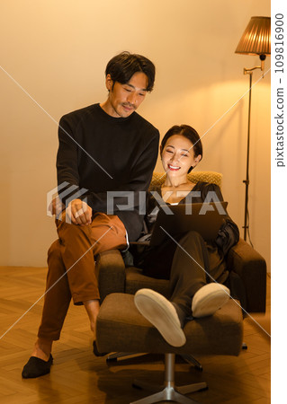 夫婦在房間裡看電腦 109816900