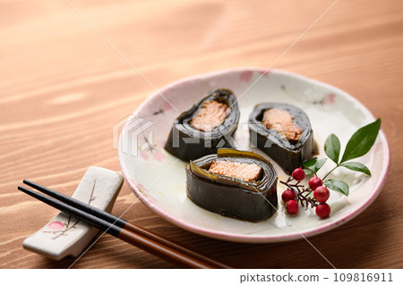Salmon kelp roll Salmon kelp roll 109816911