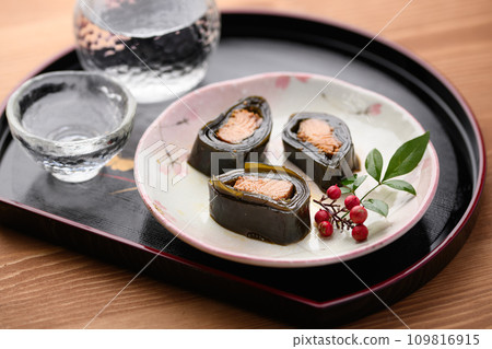 Salmon kelp roll Salmon kelp roll 109816915