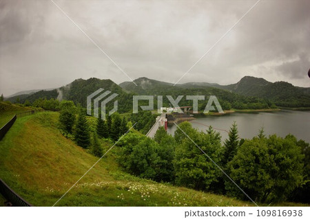 Kanoko Dam and Lake Oketo from the viewing platform 109816938