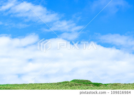 夏天的天空和綠色的大地(夏天圖片) 夏天的天空和綠色的大地(夏天圖片) 109816984