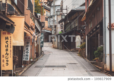 [Yudanakashibu Onsenkyo] Cobblestone streets and retro townscape [Yamanouchi Town, Shimotakai District] 109817909