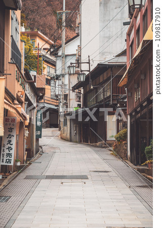 [Yudanakashibu Onsenkyo] Cobblestone streets and retro townscape [Yamanouchi Town, Shimotakai District] 109817910