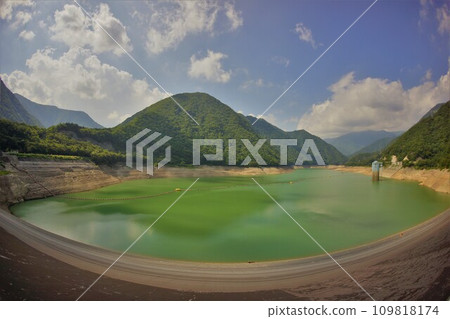 深山水壩和深山湖的堤防 深山水壩和深山湖的堤防 109818174