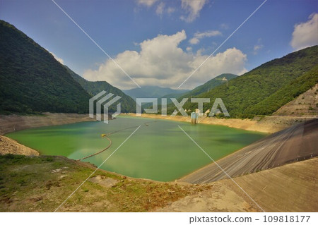 深山水壩和深山湖的堤防 深山水壩和深山湖的堤防 109818177