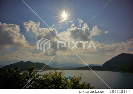 Numabara 大壩的湖面和陽光 109818354