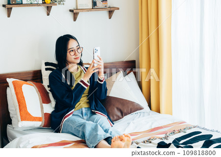 看智能手機的少婦 109818800