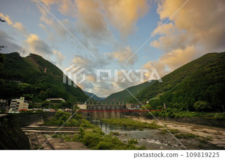 從下游看的秋葉水庫主體與龍山大橋 從下游看的秋葉水庫主體與龍山大橋 109819225