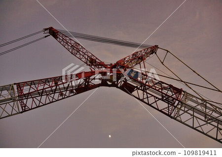 船基水壩的巨大起重機臂 船基水壩的巨大起重機臂 109819411