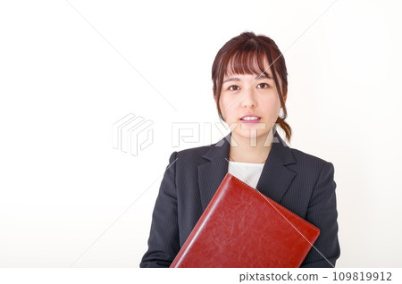 A woman with a file 109819912